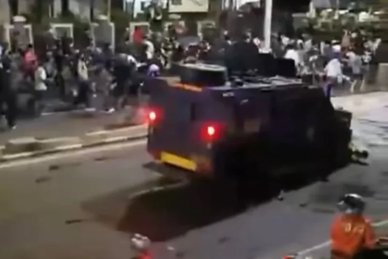 Mobil Rantis Brimob tabrak ojol saat aksi demonstrasi