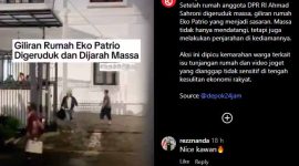 Massa mulai berkumpul di depan kompleks rumah Eko sejak pukul 19.00 WIB. Awalnya, mereka hanya berada di depan kompleks, sebab jalan menuju kediaman juga ditutup portal.