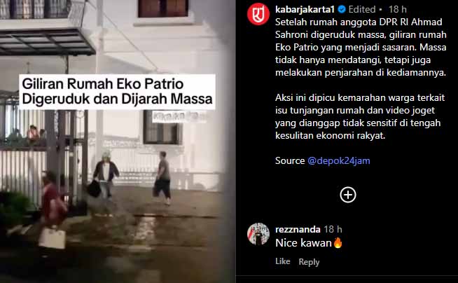 Massa mulai berkumpul di depan kompleks rumah Eko sejak pukul 19.00 WIB. Awalnya, mereka hanya berada di depan kompleks, sebab jalan menuju kediaman juga ditutup portal.