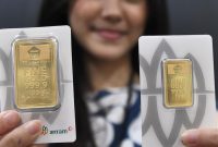 Harga Emas Antam itu turun Rp 7.000 jika dibandingkan dengan Harga pada Selasa (12/8) yang berada di level Rp 1.924.000 per gram.