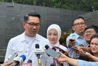 Mantan Gubernur Jawa Barat Ridwan Kamil saat memberikan keterangan di Kota Bandung, Jawa Barat.