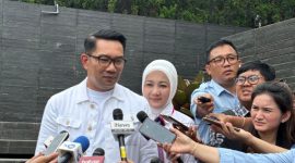 Mantan Gubernur Jawa Barat Ridwan Kamil saat memberikan keterangan di Kota Bandung, Jawa Barat.
