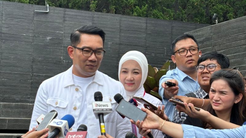 Mantan Gubernur Jawa Barat Ridwan Kamil saat memberikan keterangan di Kota Bandung, Jawa Barat.