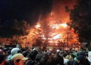 Ribuan Massa Bakar Kantor DPRD Sulsel, Gedung Ludes Dilalap Api