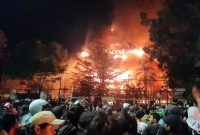 Penampakan kantor DPRD Sulawesi Selatan (Sulsel) terbakar.
