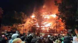 Penampakan kantor DPRD Sulawesi Selatan (Sulsel) terbakar.