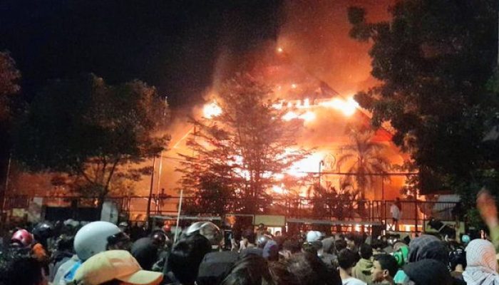 Ribuan Massa Bakar Kantor DPRD Sulsel, Gedung Ludes Dilalap Api