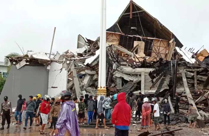 Gempa bermagnitudo 6 terjadi di Poso Hancurkan dan Beberapa Rumah Rusak
 Gempa bermagnitudo 6 terjadi di Poso, Sulawesi Tengah, Minggu (17/8/2025) pagi. Satu gereja dan beberapa bangunan rumah rusak. Puluhan anggota jemaat yang sedang beribadah dilaporkan terluka.