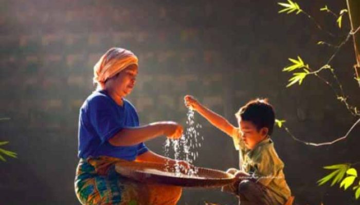 Naskah Khutbah Jumat 8 Agustus 2025: Rawatlah Ibumu, Anugerah Dunia Akhirat Merindukanmu