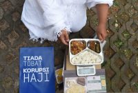 Pegiat antikorupsi dari Indonesia Corruption Watch (ICW) menggelar aksi seusai melaporkan kasus dugaan korupsi penyelenggaraan haji 1446 H/2025 M di Gedung Merah Putih KPK, Jakarta, Selasa (5/8/2025).