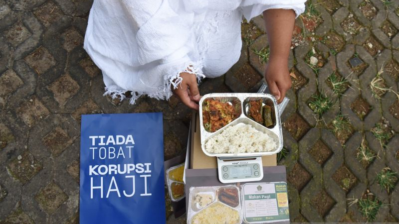 Pegiat antikorupsi dari Indonesia Corruption Watch (ICW) menggelar aksi seusai melaporkan kasus dugaan korupsi penyelenggaraan haji 1446 H/2025 M di Gedung Merah Putih KPK, Jakarta, Selasa (5/8/2025).