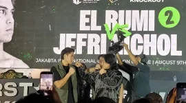 El Rumi (kiri) dan Jefri Nichol (kanan) saat konferensi pers Superstar Knockout (SKO) Vol.3 di Jakarta, Jumat (11/7/2025). (ANTARA/Muhammad Ramdan)