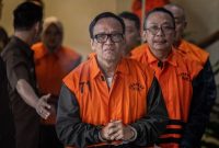 Wakil Menteri Ketenagakerjaan (Wamenaker) Immanuel Ebenezer (tengah) bersama tersangka lainnya berjalan menuju ruang konferensi pers usai terjaring OTT KPK di Gedung Merah Putih KPK, Jakarta, Jumat (22/8/2025).