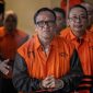 Wakil Menteri Ketenagakerjaan (Wamenaker) Immanuel Ebenezer (tengah) bersama tersangka lainnya berjalan menuju ruang konferensi pers usai terjaring OTT KPK di Gedung Merah Putih KPK, Jakarta, Jumat (22/8/2025).