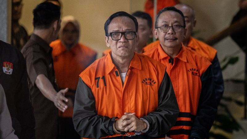 Wakil Menteri Ketenagakerjaan (Wamenaker) Immanuel Ebenezer (tengah) bersama tersangka lainnya berjalan menuju ruang konferensi pers usai terjaring OTT KPK di Gedung Merah Putih KPK, Jakarta, Jumat (22/8/2025).