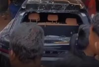 Mobil Lexus di rumah Ahmad Sahroni yang terparkir di kediaman Tanjung Priok, Jakarta Utara, menjadi sasaran amukan warga, Sabtu (30/8).
