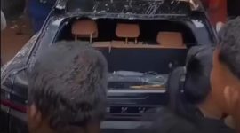 Mobil Lexus di rumah Ahmad Sahroni yang terparkir di kediaman Tanjung Priok, Jakarta Utara, menjadi sasaran amukan warga, Sabtu (30/8).