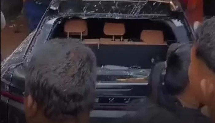 Rumah Sahroni Diserbu Massa: Mobil Mewah Merek Lexus Milik Sahroni Hancur Lebur Dirusak Warga Yang Geram!