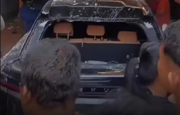 Mobil Lexus di rumah Ahmad Sahroni yang terparkir di kediaman Tanjung Priok, Jakarta Utara, menjadi sasaran amukan warga, Sabtu (30/8).
