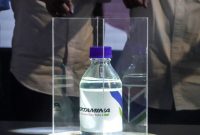 Sampel produk Pertamina Sustainable Aviation Fuel (SAF), berbahan baku campuran Used Cooking Oil (UCO) atau minyak jelantah yang ditampilkan secara simbolis pada acara Lifting Perdana Pertamina Sustainable Aviation Fuel (SAF) di KIlang Pertamina RU IV CIlacap, Jawa Tengah, Selasa (12/8/2025)