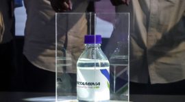 Sampel produk Pertamina Sustainable Aviation Fuel (SAF), berbahan baku campuran Used Cooking Oil (UCO) atau minyak jelantah yang ditampilkan secara simbolis pada acara Lifting Perdana Pertamina Sustainable Aviation Fuel (SAF) di KIlang Pertamina RU IV CIlacap, Jawa Tengah, Selasa (12/8/2025)