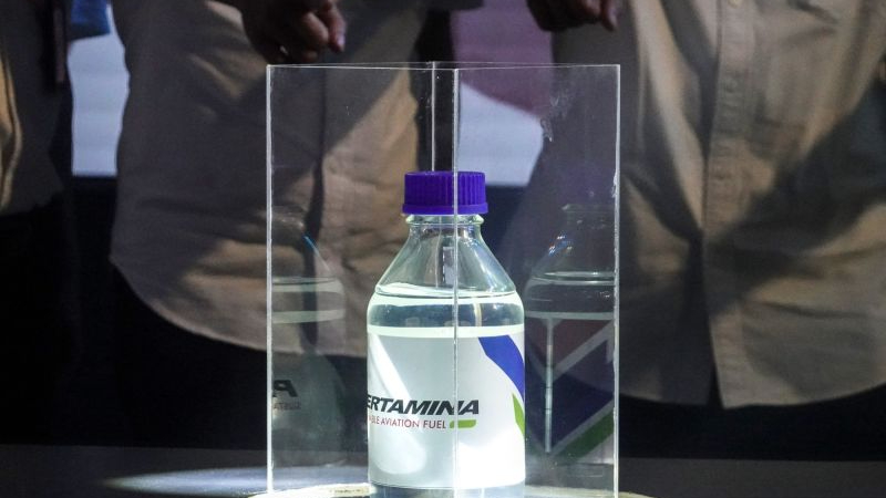 Sampel produk Pertamina Sustainable Aviation Fuel (SAF), berbahan baku campuran Used Cooking Oil (UCO) atau minyak jelantah yang ditampilkan secara simbolis pada acara Lifting Perdana Pertamina Sustainable Aviation Fuel (SAF) di KIlang Pertamina RU IV CIlacap, Jawa Tengah, Selasa (12/8/2025)