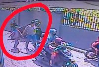 Rekaman CCTV pendulikan Anak SD di Medan Marelan, tampak Seorang perempuan dewasa yang mengenakan pakaian berwarna gelap; ia tampak berjalan tergesa-gesa sambil memegang tangan sang korban. Gerakannya menunjukkan intensi kuat membawa anak tersebut pergi. (Meta Facebook)