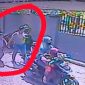 Rekaman CCTV pendulikan Anak SD di Medan Marelan, tampak Seorang perempuan dewasa yang mengenakan pakaian berwarna gelap; ia tampak berjalan tergesa-gesa sambil memegang tangan sang korban. Gerakannya menunjukkan intensi kuat membawa anak tersebut pergi. (Meta Facebook)