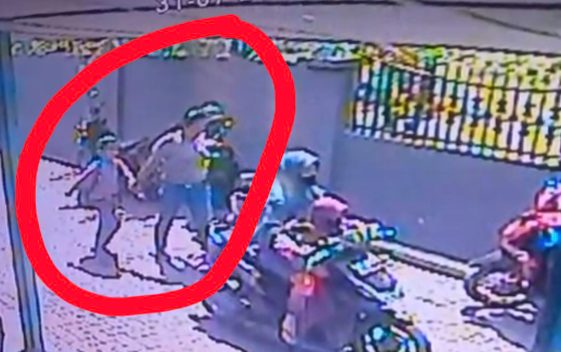 Rekaman CCTV pendulikan Anak SD di Medan Marelan, tampak Seorang perempuan dewasa yang mengenakan pakaian berwarna gelap; ia tampak berjalan tergesa-gesa sambil memegang tangan sang korban. Gerakannya menunjukkan intensi kuat membawa anak tersebut pergi. (Meta Facebook)