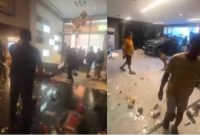 warga menggeruduk rumah anggota Komisi I Dewan Perwakilan Rakyat (DPR) RI dari Fraksi NasDem, Ahmad Sahroni.