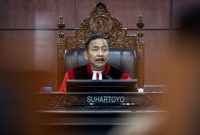 Ketua Mahkamah Konstitusi (MK) Suhartoyo menanggapi pemohon saat memimpin sidang uji materi terhadap Undang-Undang tentang Pers di Gedung MK, Jakarta, Rabu (27/8/2025).
