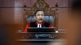 Ketua Mahkamah Konstitusi (MK) Suhartoyo menanggapi pemohon saat memimpin sidang uji materi terhadap Undang-Undang tentang Pers di Gedung MK, Jakarta, Rabu (27/8/2025).