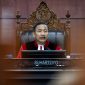 Ketua Mahkamah Konstitusi (MK) Suhartoyo menanggapi pemohon saat memimpin sidang uji materi terhadap Undang-Undang tentang Pers di Gedung MK, Jakarta, Rabu (27/8/2025).