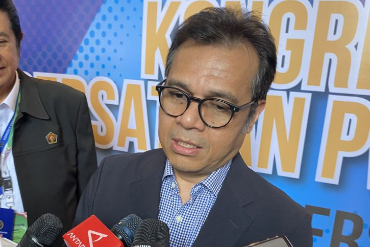Wakil Menteri Komunikasi dan Digital Nezar Patria menjawab pertanyaan wartawan saat ditemui di Cikarang, Jawa Barat, Sabtu (30/8/2025).