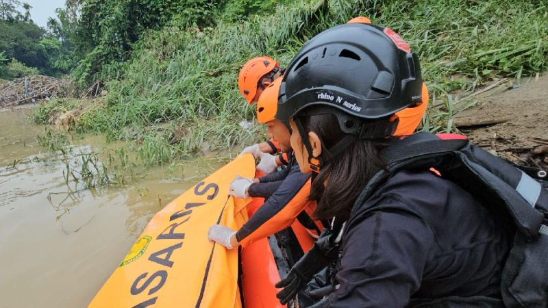 Kantor Pencarian dan Pertolongan Kelas A Medan (Basarnas) bersama tim SAR gabungan mengevakuasi dua korban yang hanyut di Sungai Belumai tepatnya di Desa Limau Manis Kecamatan Tanjung Morawa Kabupaten Deli Serdang, Sumatera Utara.