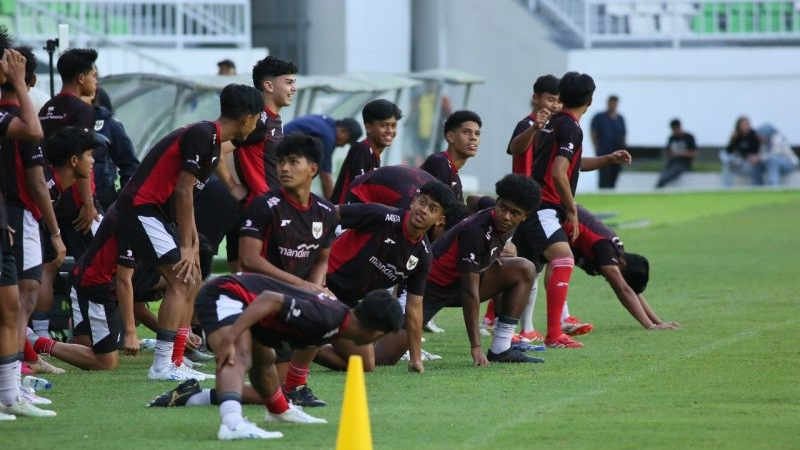 Pemain Timnas Indonesia U-17 menggelar latihan di Stadion Utama Sumatera Utara dalam rangka persiapan menghadapi Piala Kemerdekaan, 12-18 Agustus 2025.