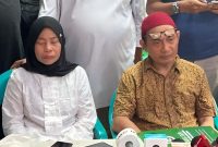Zulkifli (kanan), ayah dari pengemudi ojek online (ojol) Affan Kurniawan yang tewas usai ditabrak kendaraan taktis (taktis) Satbrimob Polda Metro Jaya berbicara dengan awak media di Jakarta, Jumat (29/8/2025).