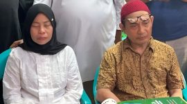 Zulkifli (kanan), ayah dari pengemudi ojek online (ojol) Affan Kurniawan yang tewas usai ditabrak kendaraan taktis (taktis) Satbrimob Polda Metro Jaya berbicara dengan awak media di Jakarta, Jumat (29/8/2025).
