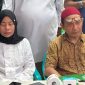 Zulkifli (kanan), ayah dari pengemudi ojek online (ojol) Affan Kurniawan yang tewas usai ditabrak kendaraan taktis (taktis) Satbrimob Polda Metro Jaya berbicara dengan awak media di Jakarta, Jumat (29/8/2025).