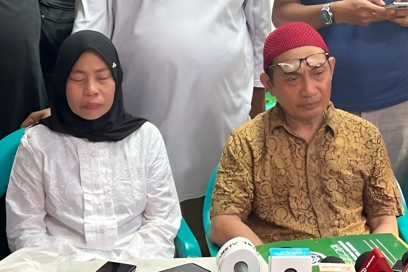 Zulkifli (kanan), ayah dari pengemudi ojek online (ojol) Affan Kurniawan yang tewas usai ditabrak kendaraan taktis (taktis) Satbrimob Polda Metro Jaya berbicara dengan awak media di Jakarta, Jumat (29/8/2025).