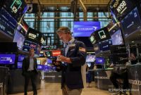 Indeks utama Wall Street ditutup melemah dipicu penurunan saham Dell, Nvidia dan saham terkait AI lainnya. Sementara itu, investor mencermati data inflasi yang menunjukkan tarif mulai menekan harga.
