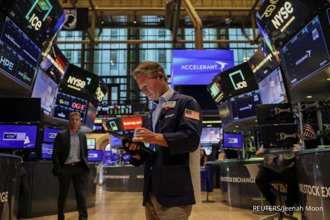 Indeks utama Wall Street ditutup menguat dengan indeks blue-chip Dow Jones Industrial Average mencatat rekor penutupan tertinggi.