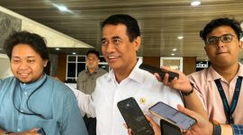 Menteri Pertanian Andi Amran Sulaiman menjawab pertanyaan awak media saat ditemui di kawasan DPR RI Senayan, Jakarta, Rabu (3/9/2025).