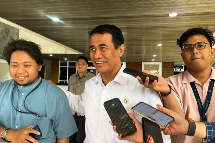 Menteri Pertanian Andi Amran Sulaiman menjawab pertanyaan awak media saat ditemui di kawasan DPR RI Senayan, Jakarta, Rabu (3/9/2025).
