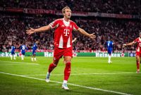 Selebrasi Harry Kane usai mencatatkan gol untuk Bayern Muenchen dalam pertandingan pembuka Liga Champions musim 2015/26 lawan Chelsea pada Kamis (18/9/2025).
