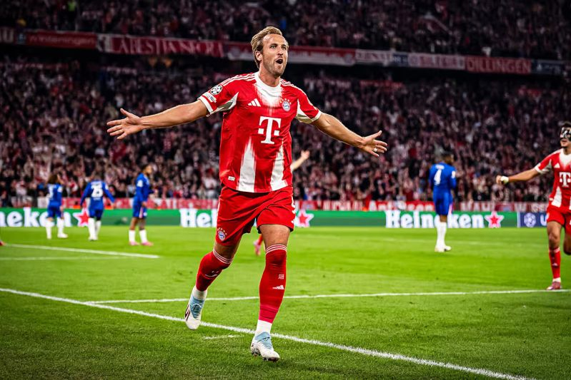 Selebrasi Harry Kane usai mencatatkan gol untuk Bayern Muenchen dalam pertandingan pembuka Liga Champions musim 2015/26 lawan Chelsea pada Kamis (18/9/2025).