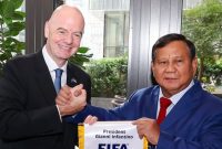 Presiden Prabowo Subianto berfoto dengan Presiden FIFA Gianni Infantino saat bertemu di sela-sela rangkaian Sidang Umum Perserikatan Bangsa-Bangsa (PBB) di New York pada Rabu (24/9/2025).