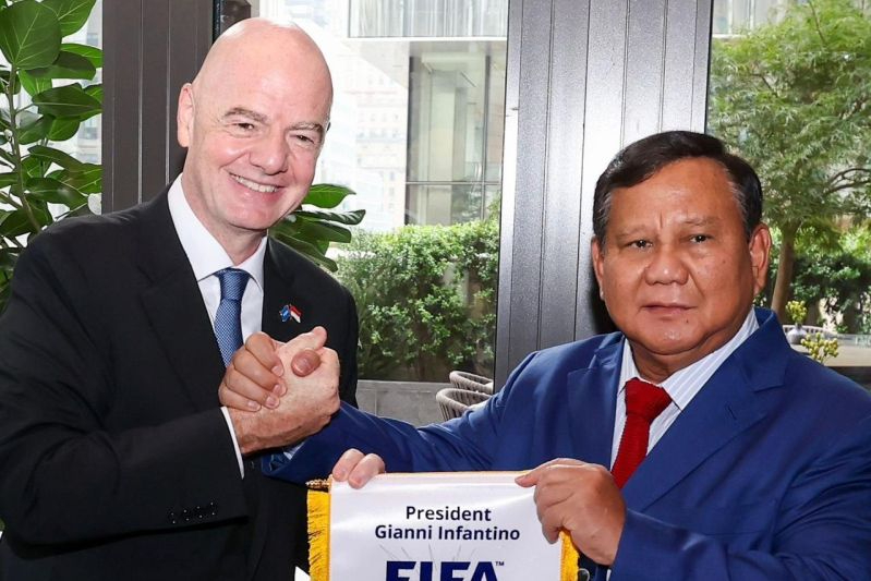 Presiden Prabowo Subianto berfoto dengan Presiden FIFA Gianni Infantino saat bertemu di sela-sela rangkaian Sidang Umum Perserikatan Bangsa-Bangsa (PBB) di New York pada Rabu (24/9/2025).