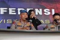 Kepala Biro Pengawasan dan Pembinaan Profesi (Karowabprof) Divpropam Polri Brigjen Pol. Agus Wijayanto (kiri) berbicara dalam konferensi pers di Gedung Divisi Humas Polri, Jakarta, Senin (1/9/20245).