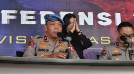 Kepala Biro Pengawasan dan Pembinaan Profesi (Karowabprof) Divpropam Polri Brigjen Pol. Agus Wijayanto (kiri) berbicara dalam konferensi pers di Gedung Divisi Humas Polri, Jakarta, Senin (1/9/20245).
